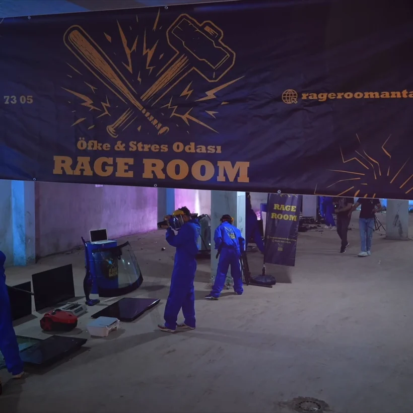 Rage Room Antalya ekibi ve tanıtım afişi